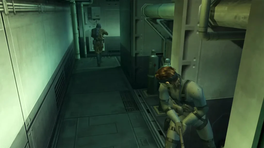 Ejemplo de juego AAA antes de la decadencia de la industria del videojuego: Solid Snake se agazapa en un pasillo mientras vigila a un guardia en Metal Gear Solid 2.