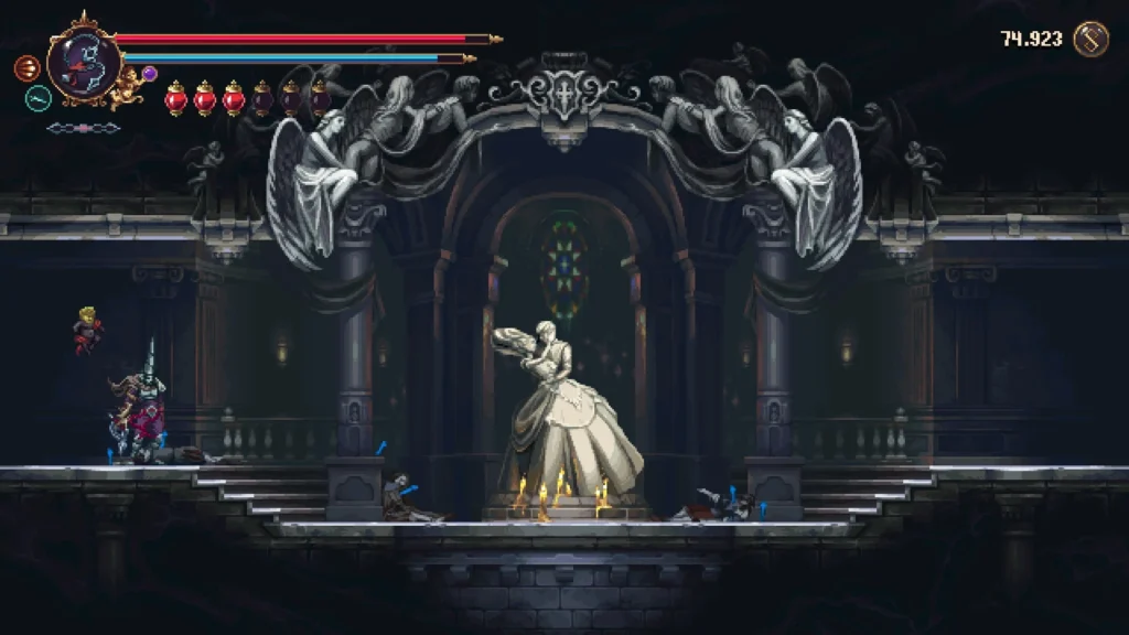 El Penitente ante una estatua angelical en un salón gótico de Blasphemous 2.