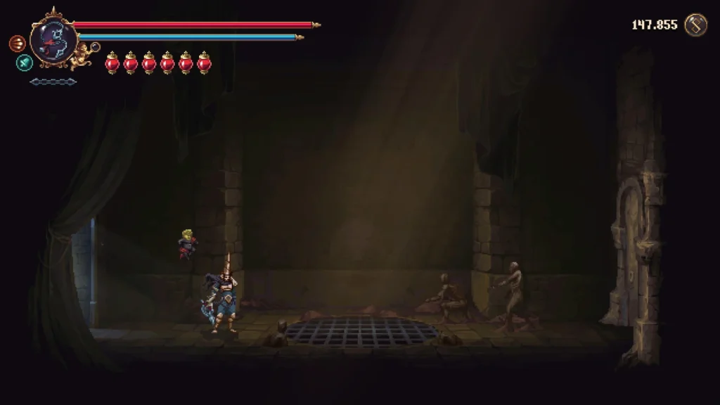 El Penitente combate junto a un aliado contra enemigos en un pasillo en penumbra de Blasphemous 2.