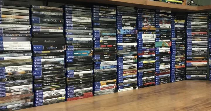 Colección de juegos en formato físico de PS4 con muchísimas copias de los títulos más relevantes de la plataforma.