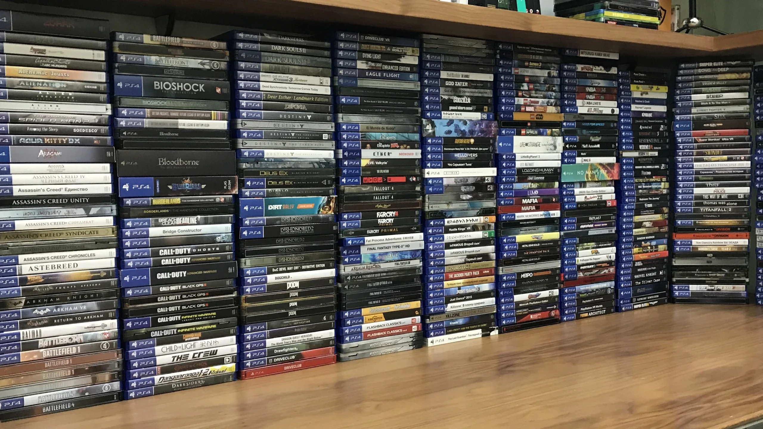 Colección de juegos en formato físico de PS4 con muchísimas copias de los títulos más relevantes de la plataforma.