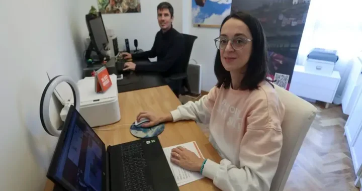 Rubén López y Silvia Izquierdo, de Aruma Studios, trabajando juntos en su despacho de A Coruña.