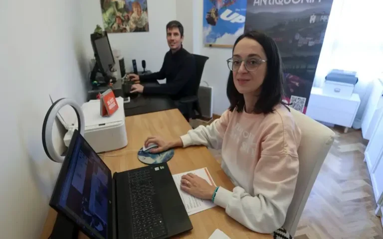 Rubén López y Silvia Izquierdo, de Aruma Studios, trabajando juntos en su despacho de A Coruña.