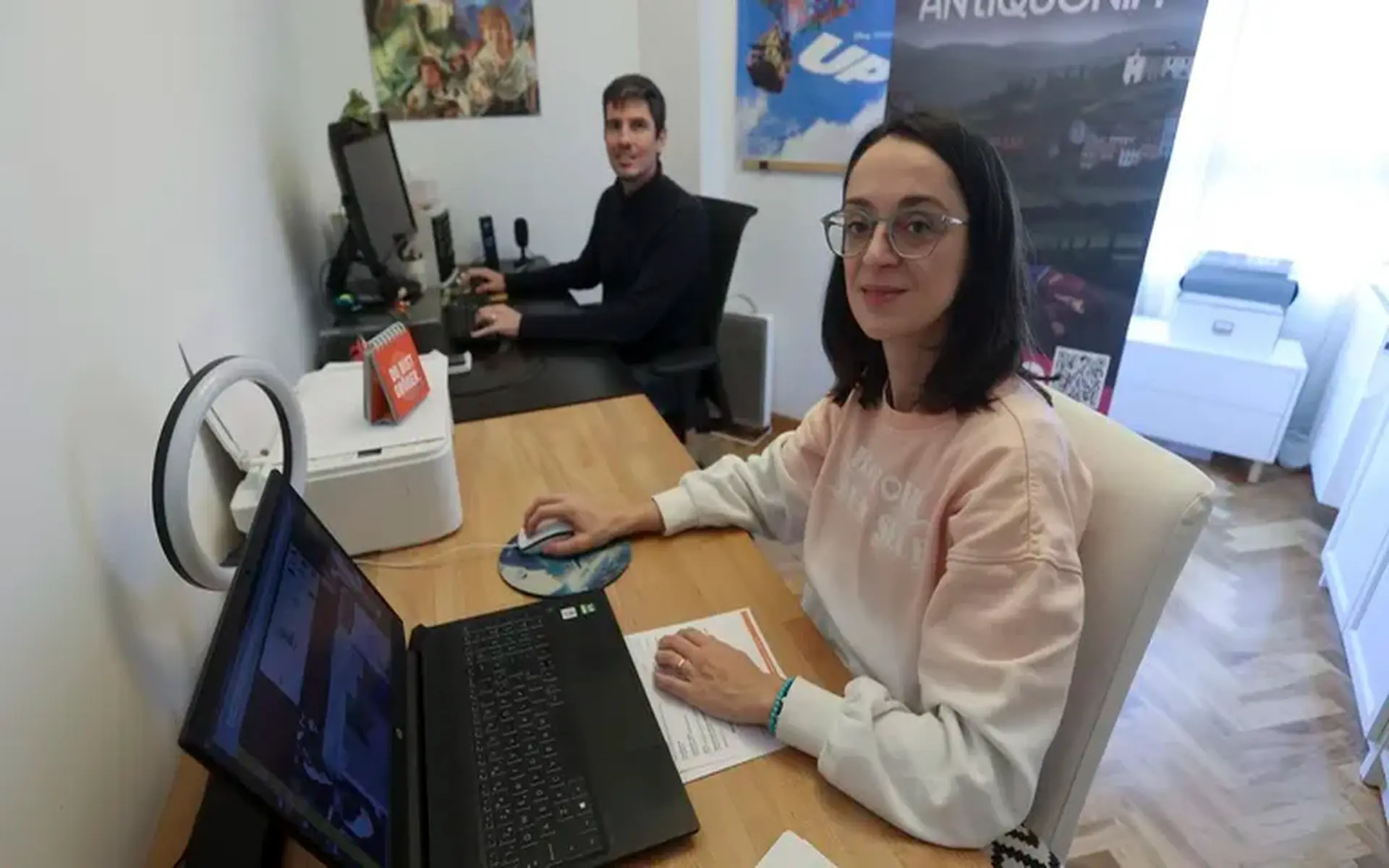 Rubén López y Silvia Izquierdo, de Aruma Studios, trabajando juntos en su despacho de A Coruña.