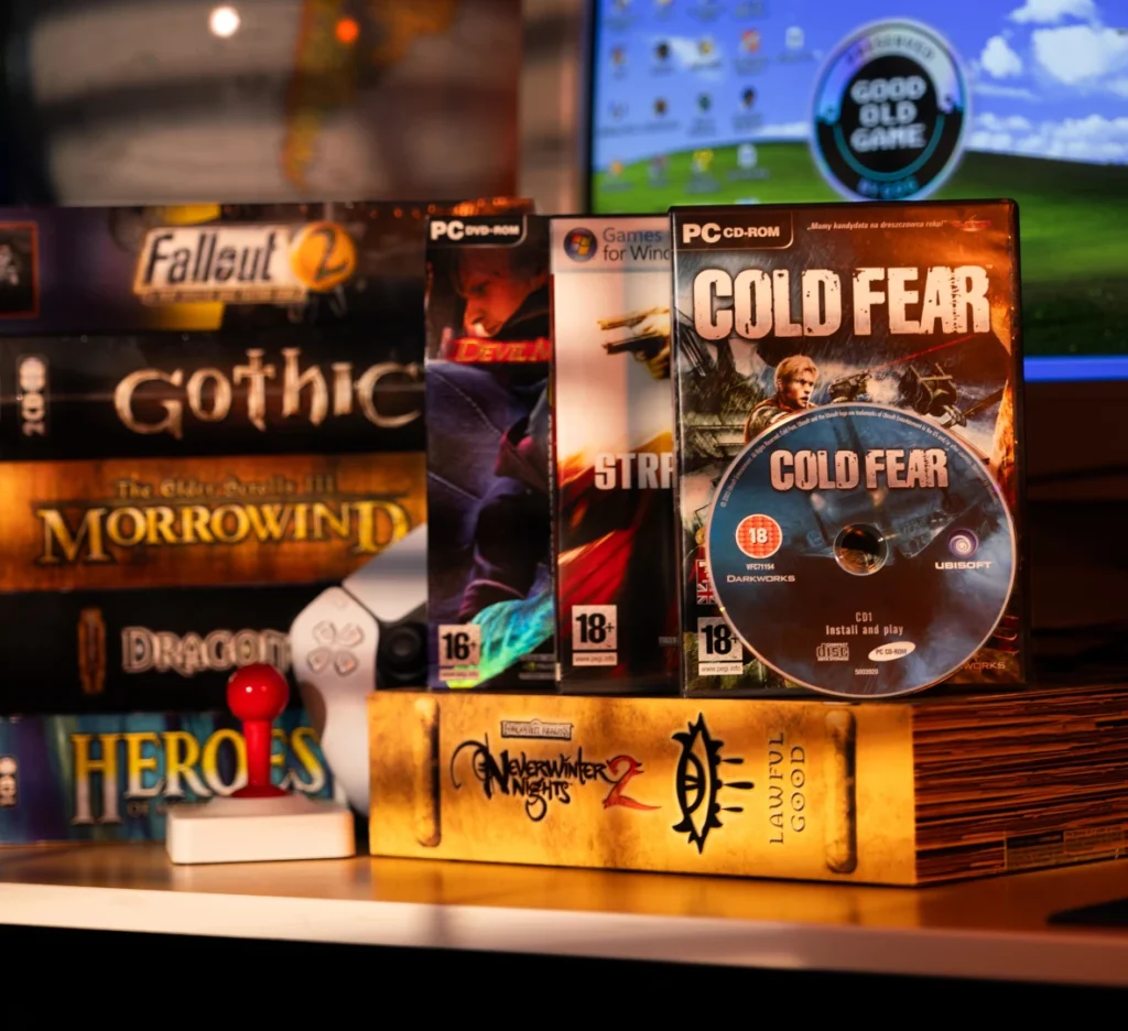 Un montón de juegos en formato físico de PC apilados. Todos ellos son a partir de los que GOG crea luego sus versiones sin DRM de estos mismos títulos.