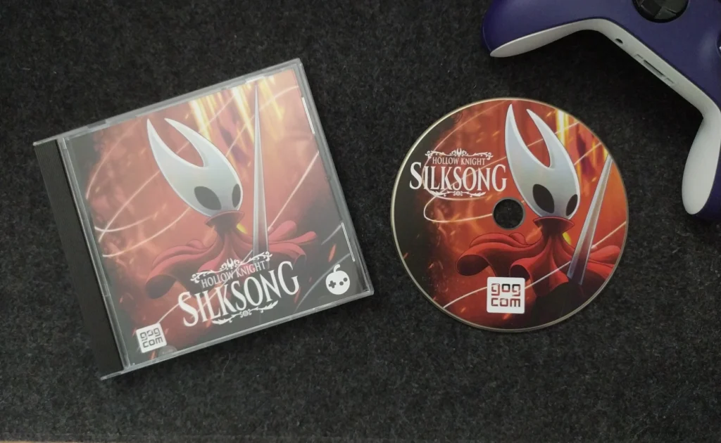 Es una copia en formato físico de Silksong fabricada en casa. Se ve la caja y el disco con la portada normal del juego.