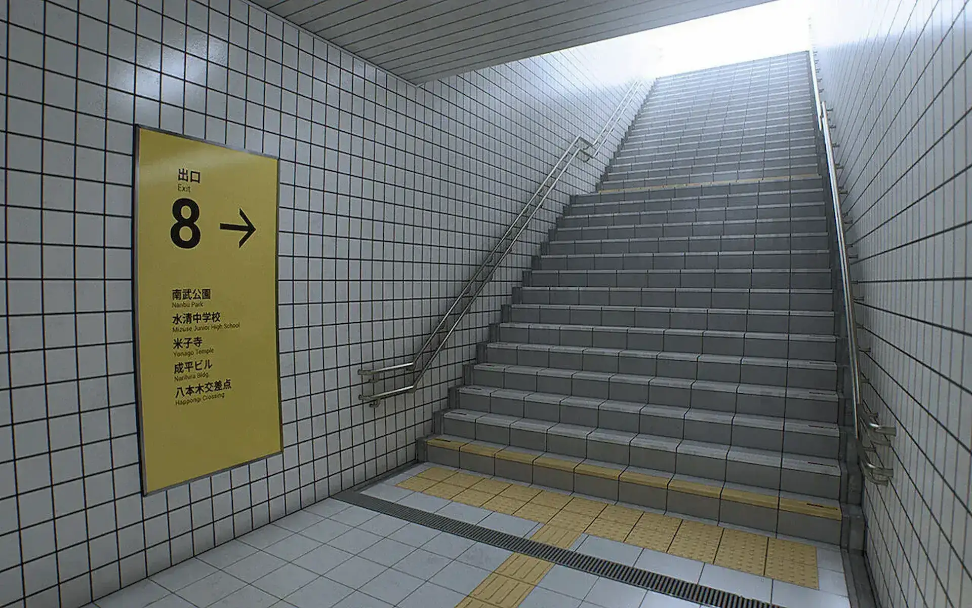 Exit 8: escalera hacia la superficie junto al cartel amarillo de la Salida 8 y su lista de lugares cercanos.