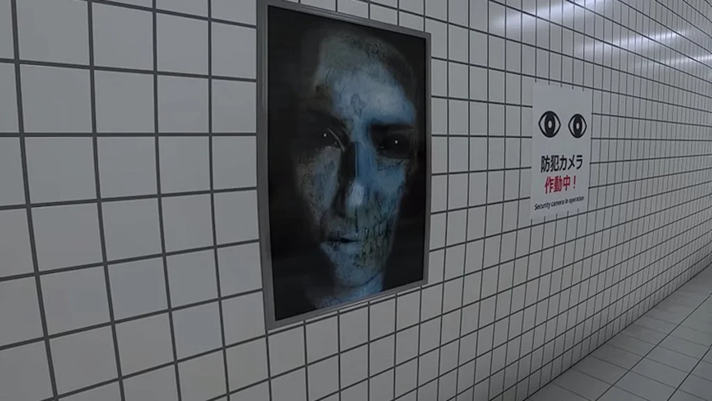 Exit 8: cartel deformado con un rostro pálido y ojos oscuros junto al aviso de cámara de seguridad en funcionamiento.