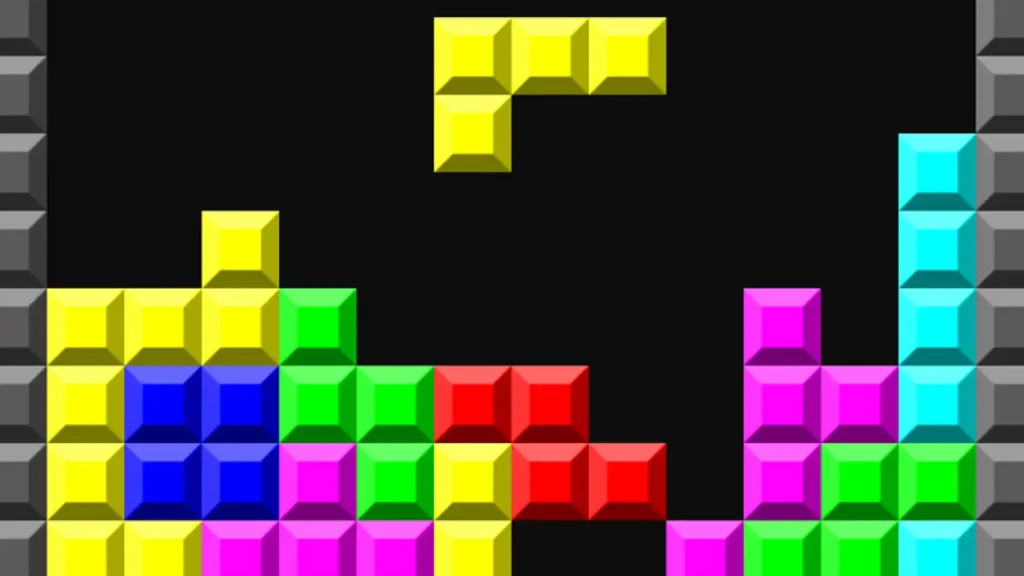 Partida de Tetris con piezas de colores acumuladas en el tablero y una pieza amarilla aún cayendo