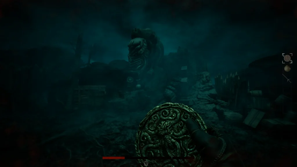 Vista en primera persona con escudo tallado en The Mound: Omen of Cthulhu, frente a un coloso entre la niebla.