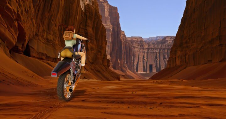 Lara Croft conduce una moto por un cañón de roca rojiza hacia una fachada de templo egipcio en Tomb Raider Remastered