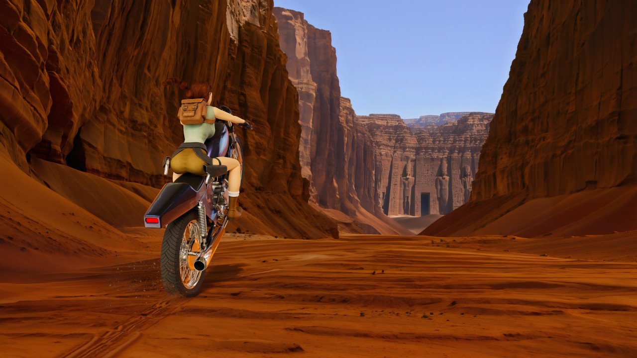 Lara Croft conduce una moto por un cañón de roca rojiza hacia una fachada de templo egipcio en Tomb Raider Remastered