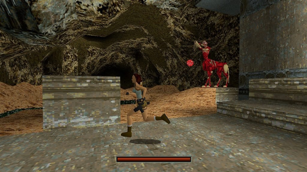 Tomb Raider con gráficos originales: Lara Croft corre por una cueva y al fondo hay una criatura roja sobre un pedestal